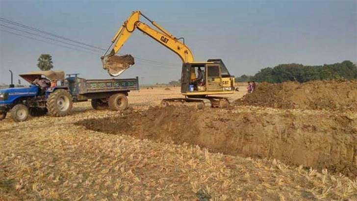 রাজশাহীর বাগমারায় ব্যাপক আকারে ফসলি জমিতে খনন করা হচ্ছে পুকুর
