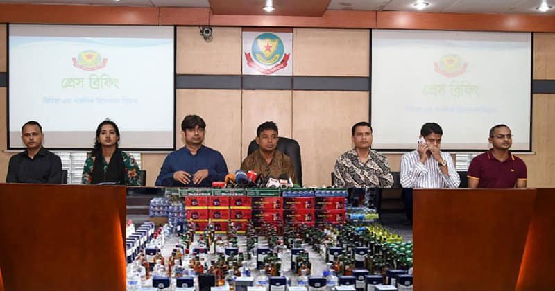 রেস্টুরেন্টের আড়ালে ‘বার’, ওয়েটার থেকে শতকোটি টাকার মালিক মুক্তার