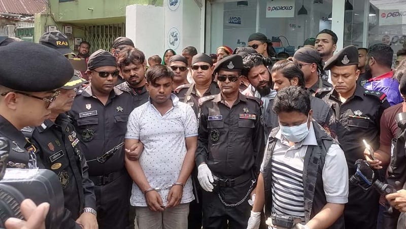 ৫ দিনের পরিচয়ে প্রেম, প্রেমিকের হাতে দ্বিখণ্ডিত কবিতা