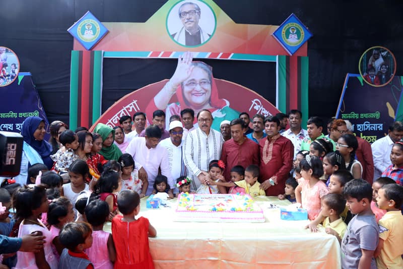 শিশুদের নিয়ে কেক কেটে প্রধানমন্ত্রীর জন্মদিন উদযাপন করলেন রাসিক মেয়র
